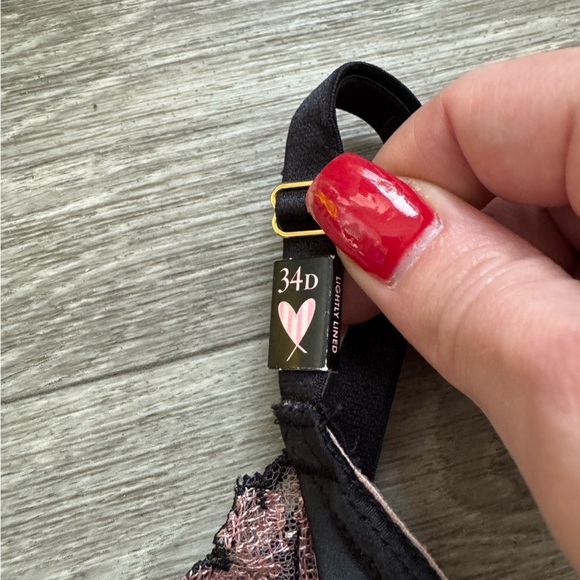 NWT Victorias Secret Lighlty Lined Bra - Picture 6 of 7